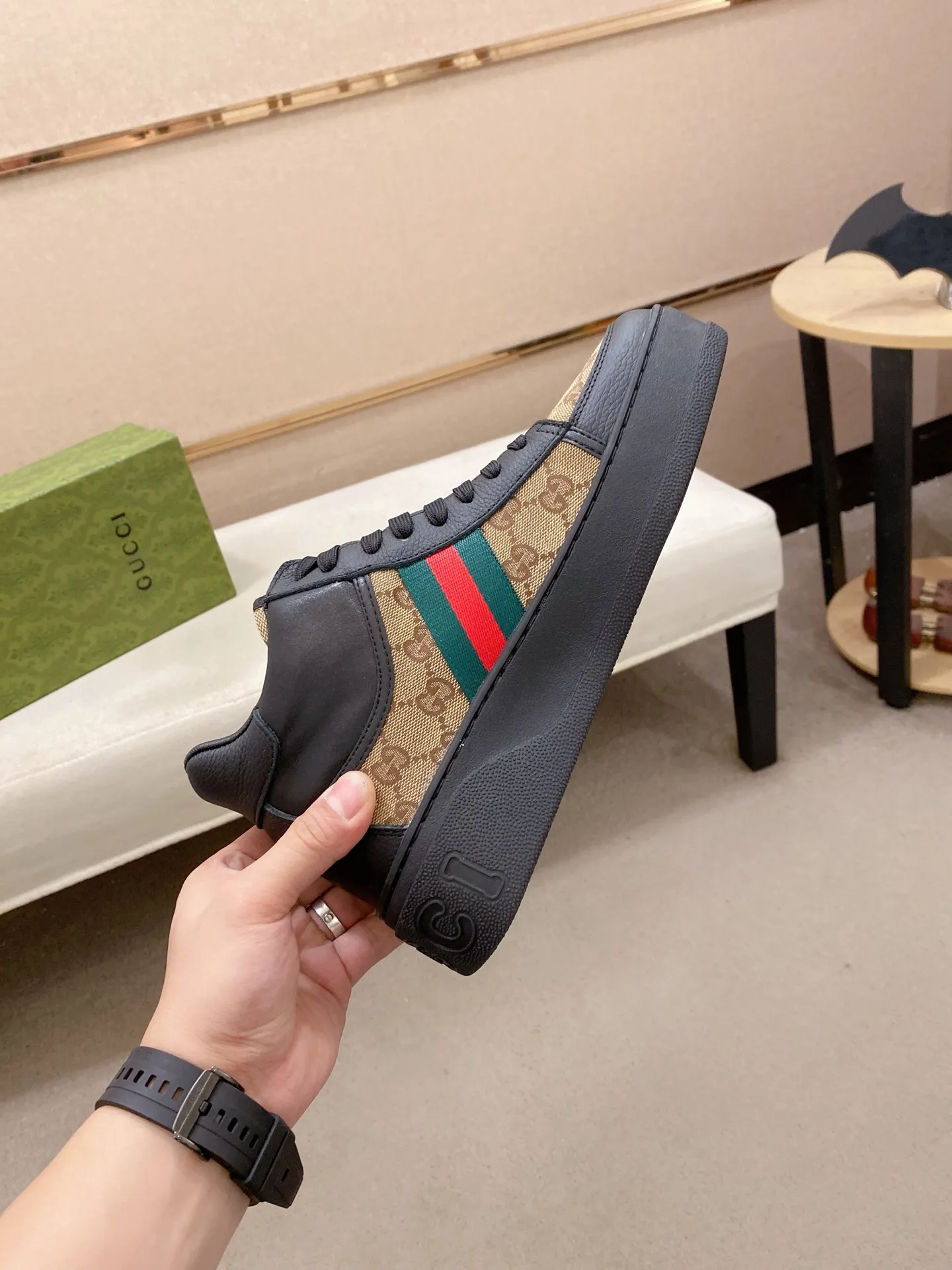 Factory price: 442💰 (GUCCI) The latest model from the official website🎁🎁Casual and fashionable men's shoes👟, hot style💥The style is simple and elegant, exclusive for trendy men. Unique official website's latest brand elements👑original Gucci decoration, fashionable and generous, the fabric is original cowhide ✅sheepskin lining, the official website specifies wear-resistant casual outsole, the classic model is taken in kind at the counter🎬38-44 (can be customized for 45 non-refundable)